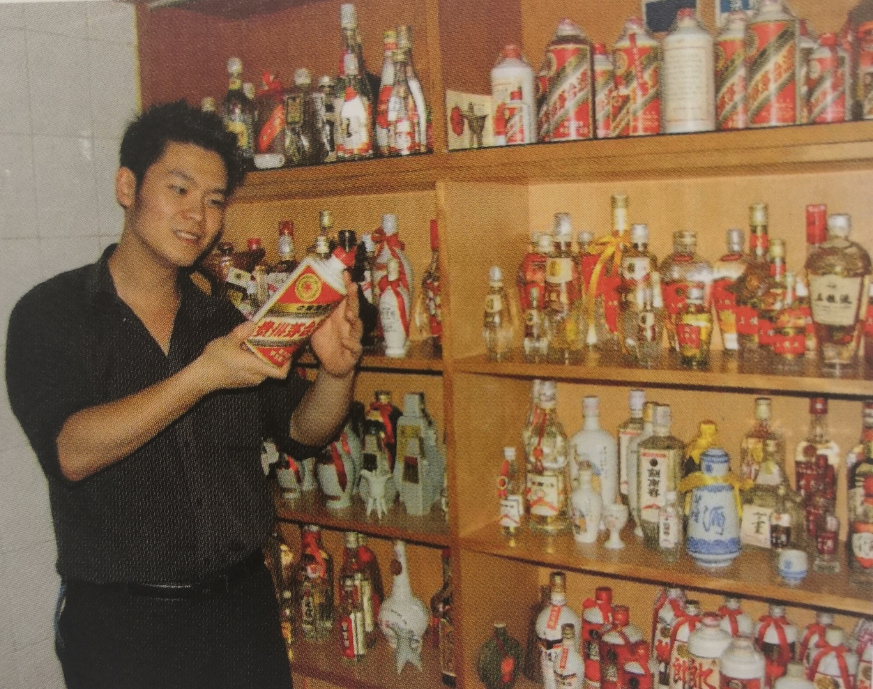 作者与他收藏的中国十七大名酒.jpg